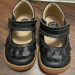 LIVIE AND LUCA black closed toed dress shoes. Size 5